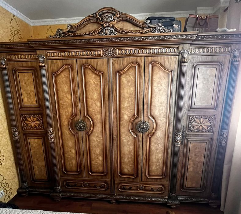 Продам королевский спальный гарнитур