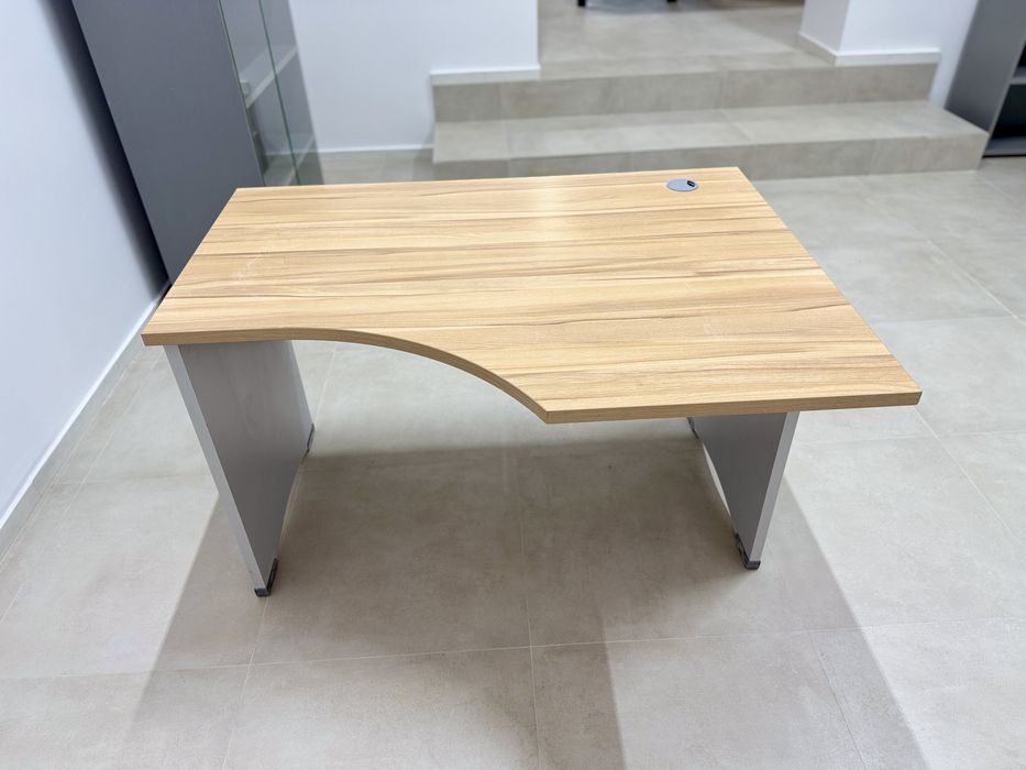 Продам б/у офисные столы!