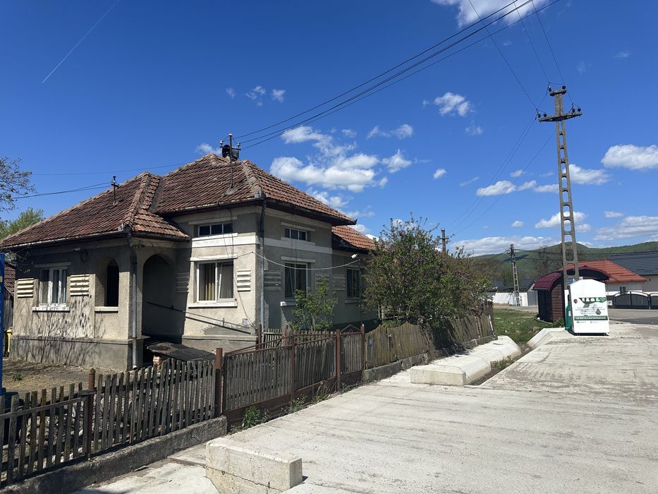Casă în Bușag – zonă centrală, lângă stația de autobuz de la școală