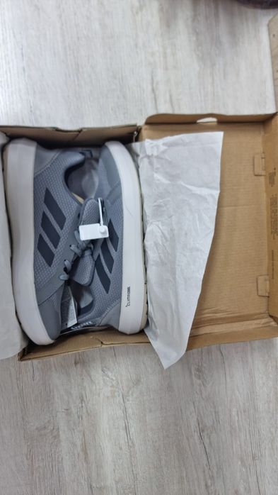 Продаю кроссовки новые