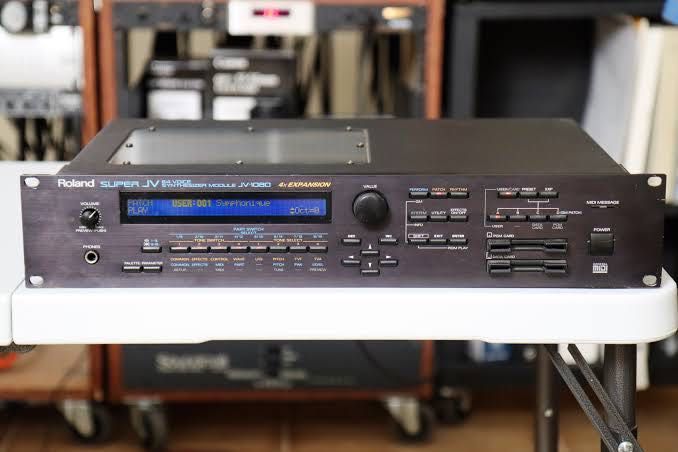 Roland JV-1080 – sintetizator emblematic, sunete reale semplate, ca nou