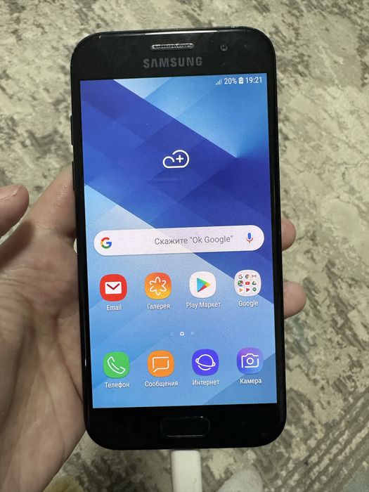 Телефон Samsung A3 (2017)
