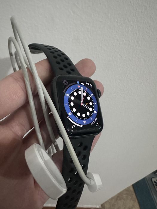 Продам apple watch se nike 40 mm