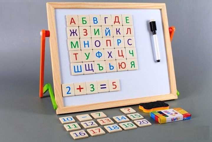 Дървена магнитна дъска на стойка 2в1 с БЪЛГАРСКИ букви