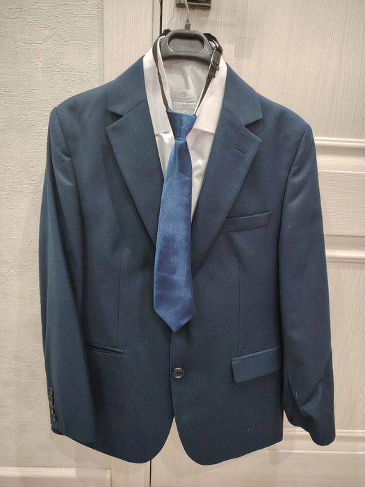 Продам школьный костюм