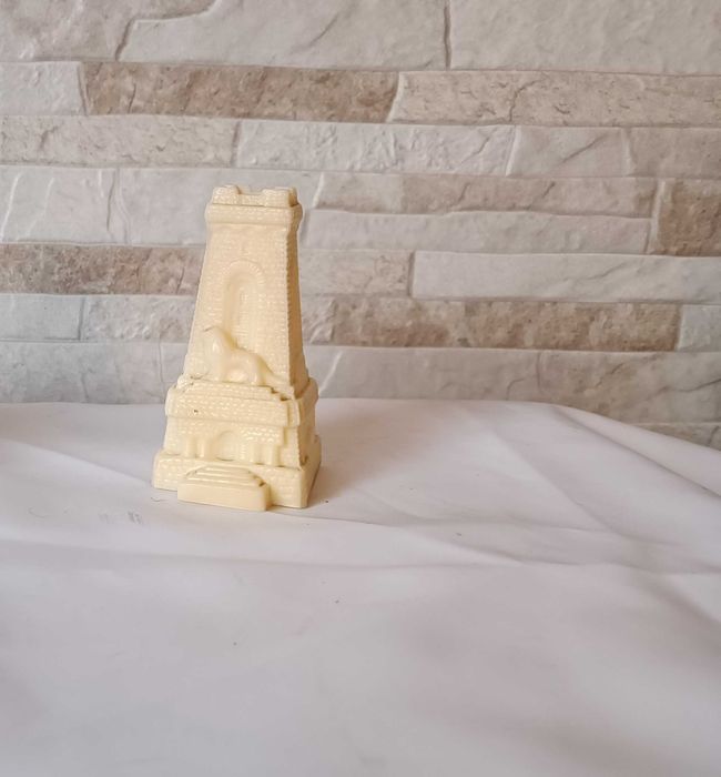 Пластмасови фигури - паметника Шипка и черешово топче - оръдие