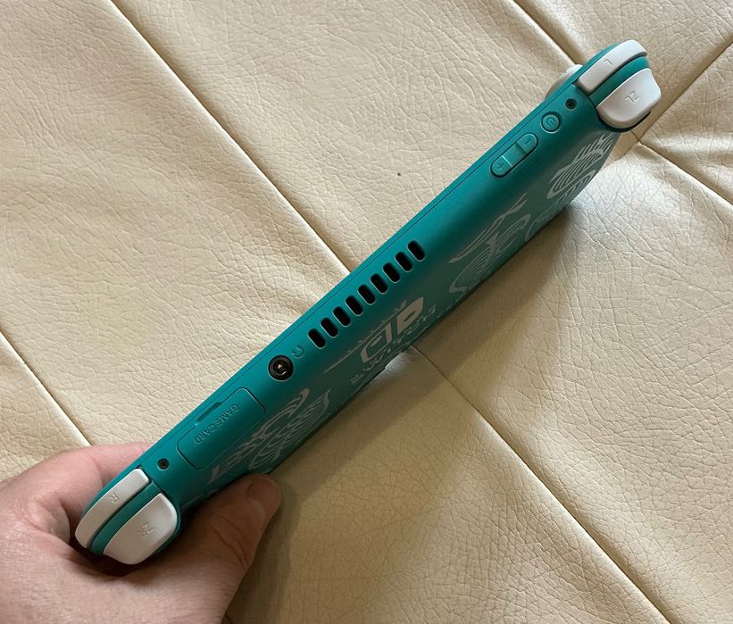 Nintendo Switch Lite + БГ гаранция + подаръци