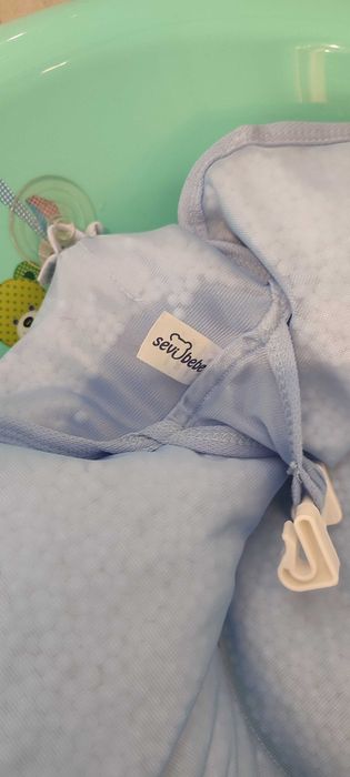 Бебешка вана със стойка и подложка за къпане.