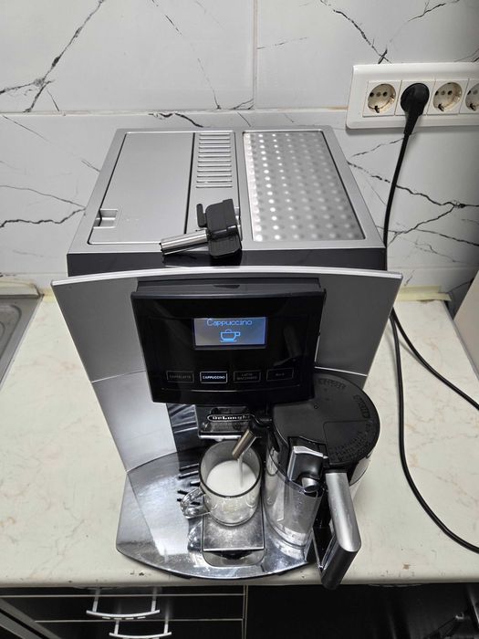 Espressor Automat DeLonghi Perfecta Cappuccino Graphic Touch ESAM5700.S Aparat cu Cafea Boabe si cu Cana Lapte