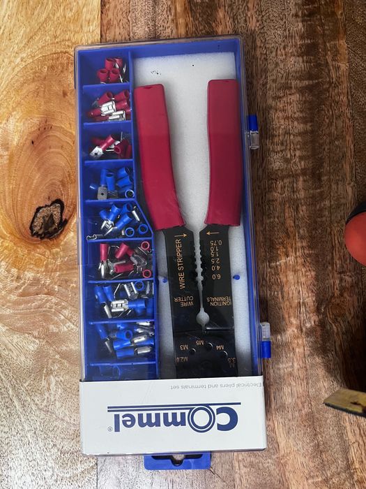 комплект за кримпване на електрически клещи и клеми с марка Commel.