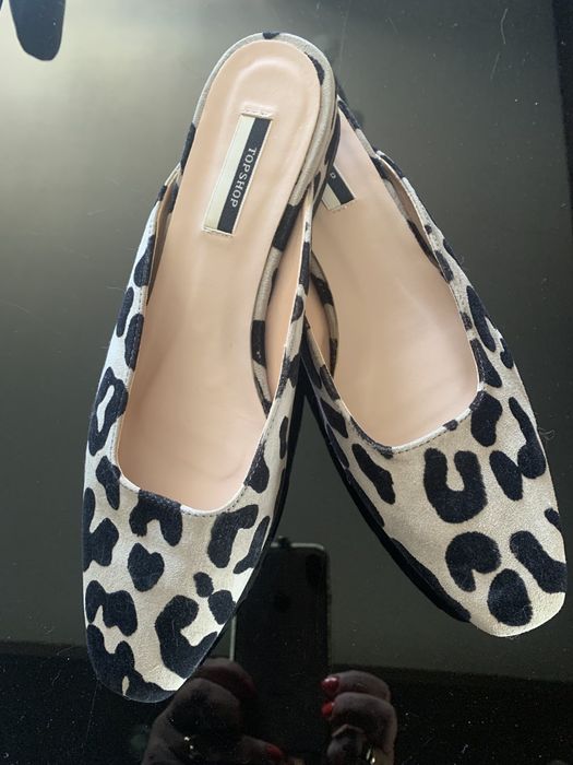 Супер актуални дамски чехли. Естествен велур с принт. Отговарят на37 н