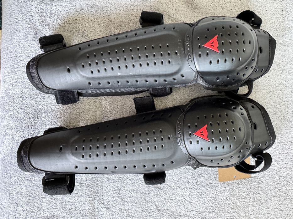 Vand protectii genunchi Dainese