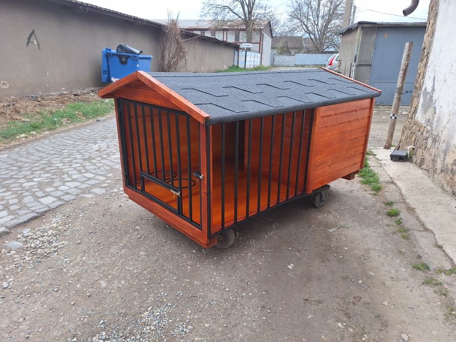 Custi de câini izolate pe comandă și țarcuri...