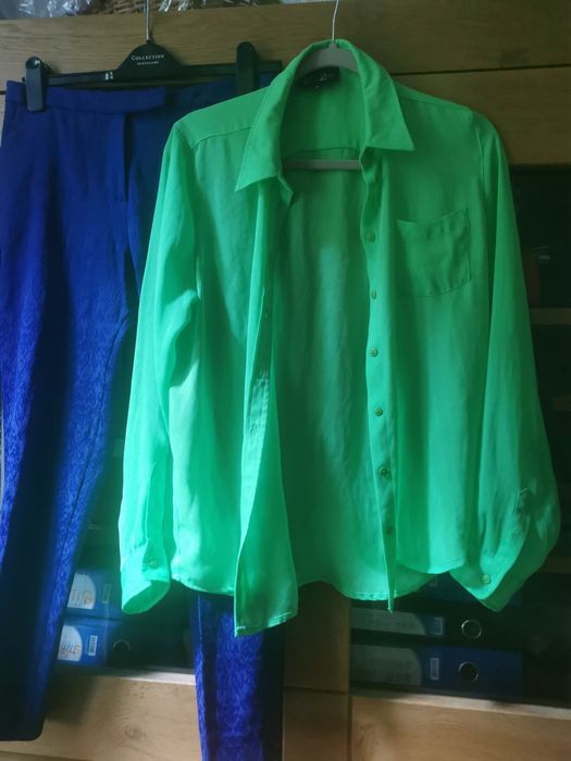 Pantaloni stofa jacquard. Se pot combina cu o frumoasa cămașă de voal verde