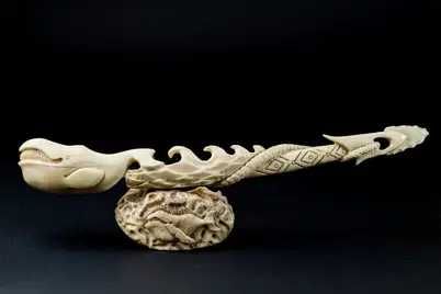 Раритет из кости моржа и уха кита "Кит и гарпун"