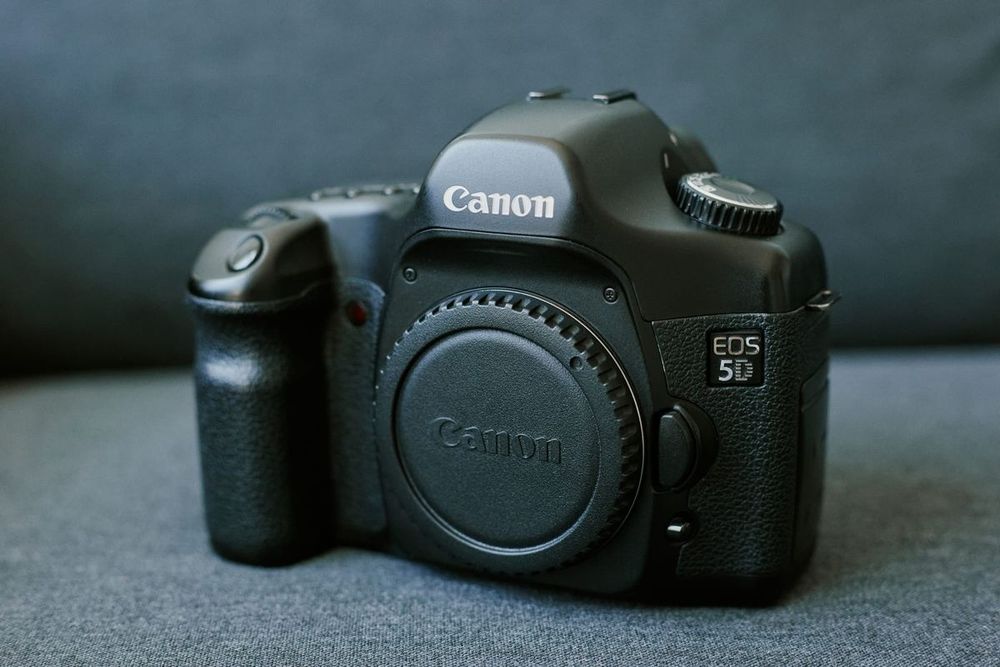 Срочно продам фотоаппарат Canon 5D полный кадр.