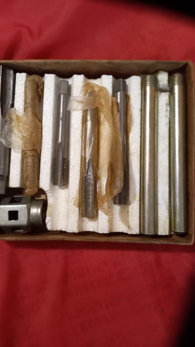 Продаю набор инструментов для нарезания резьбы.