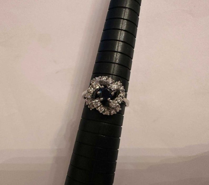 Inel din aur alb, decorat cu safir anturat de diamante