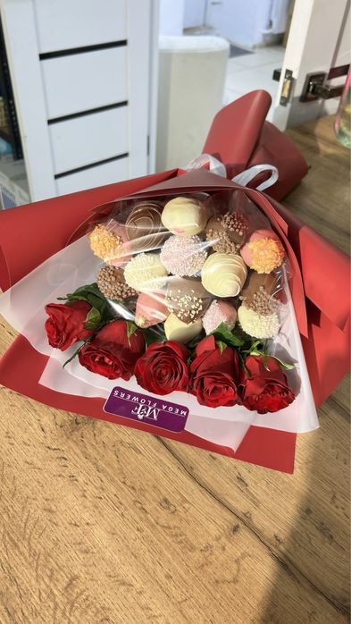 клубника в шоколаде с розами