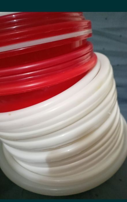 Пластиковые чашки.