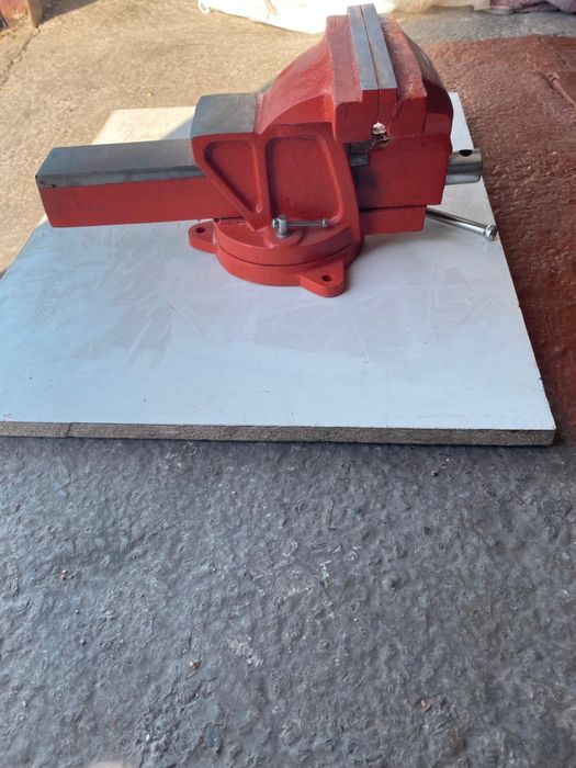 Тиски слесарные Ермак