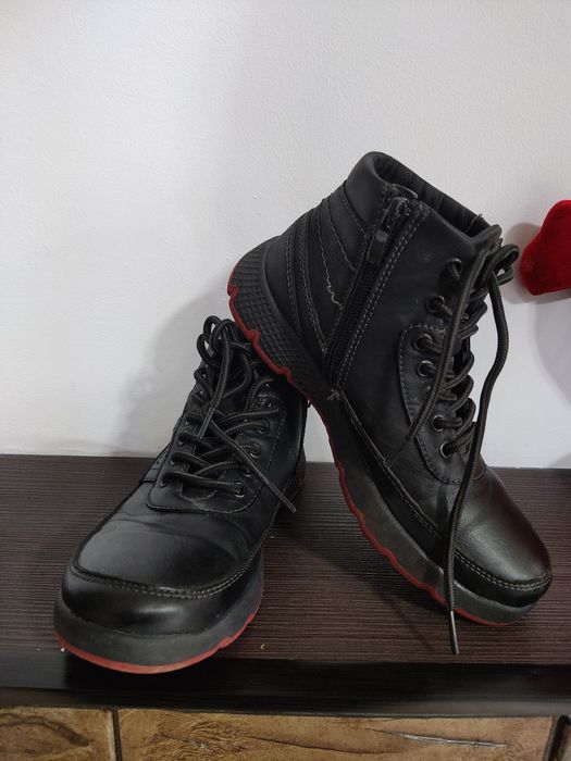 Продам осенние ботинки на мальчика