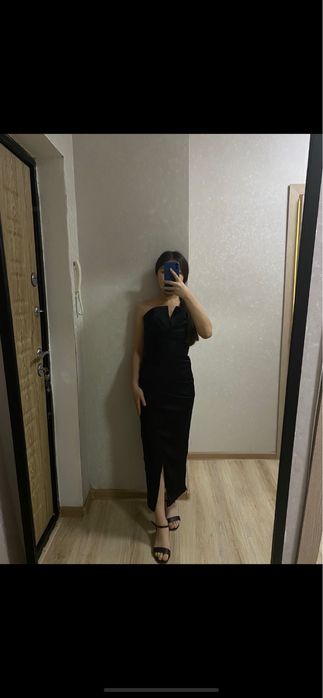 *Черное вечернее платье с высоким разрезом, размер М*