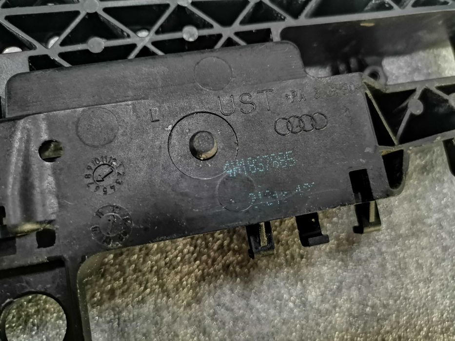 Оригинал Предна Лява Основа за Дръжка Audi A6 A7 A8 4H1837885