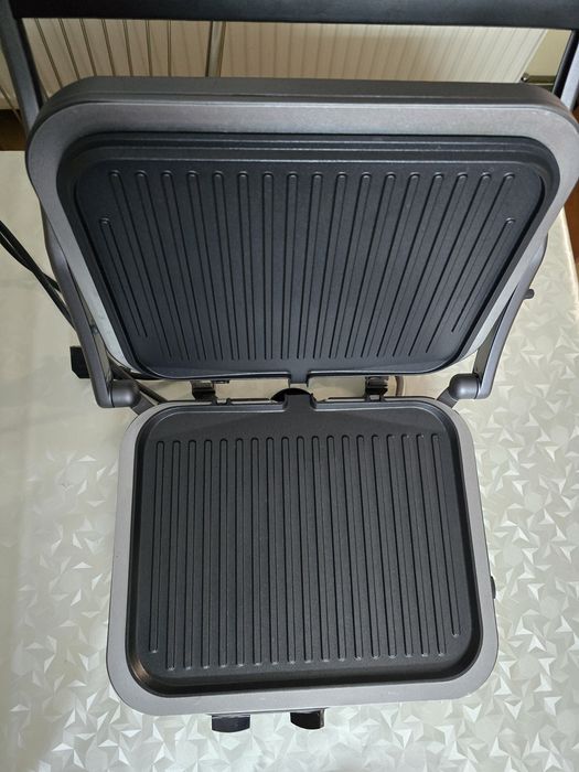 Gratar electric Cuisinart GR47E (1600W, 240°C, plăci de aluminiu)