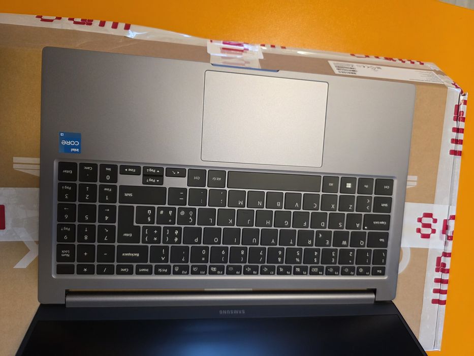 Samsung Book4, 15.6" Core i3, 8GB RAM 256GB SSD  open box factura