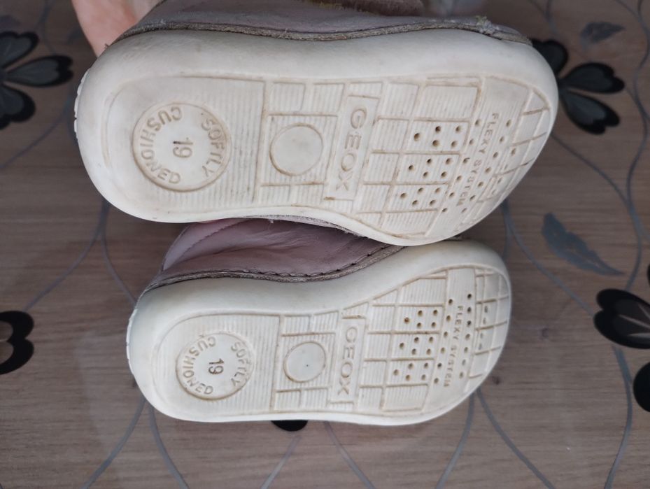 Продавам бебешки обувки