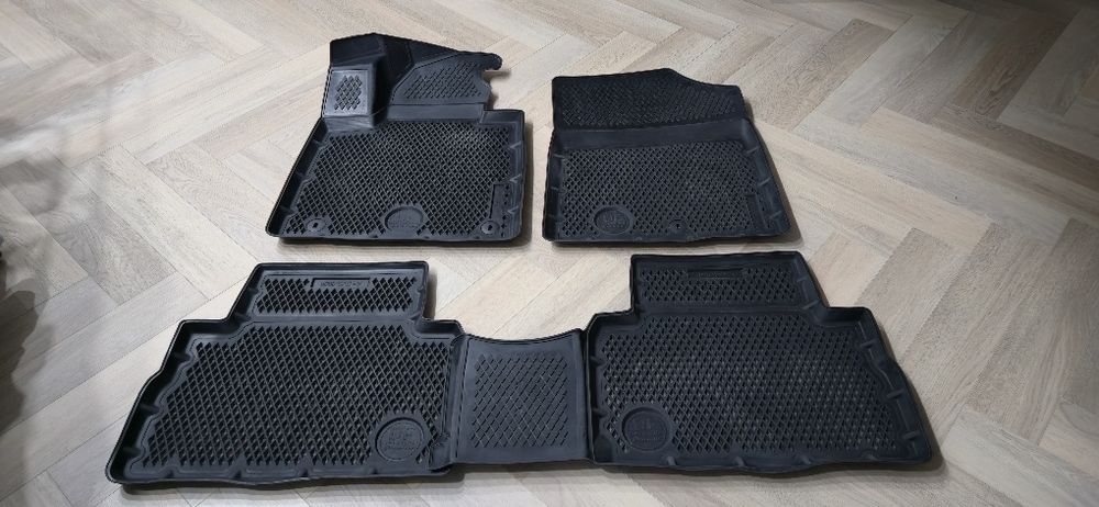 Продам резиновые автоковрики