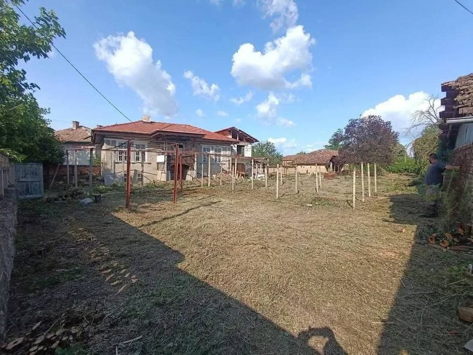 Реновирана къша с голям двор в село Драганово