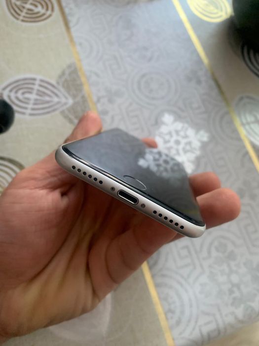 Продам айфон SE в идеале