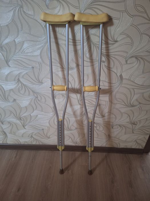 Продам подмышечные костыли