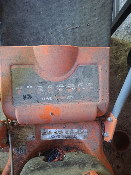 Masina tuns iarba pe benzina