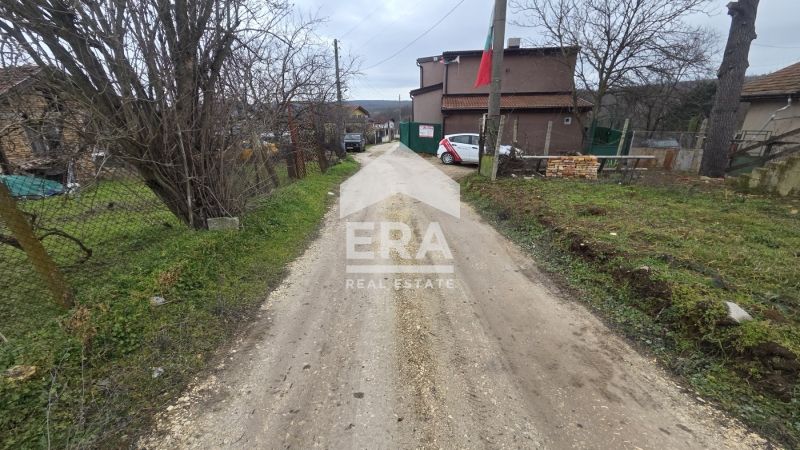 Ъглов парцел за продажба с одобрен ПУП , ведно с  едноетажна постройка