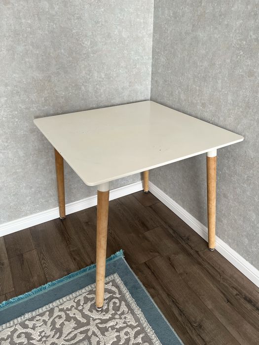 Продам стол белый