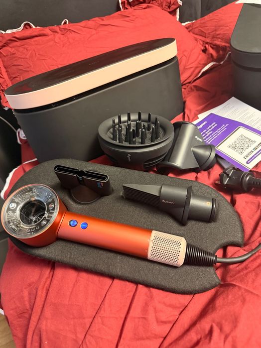 сешоар Dyson червен