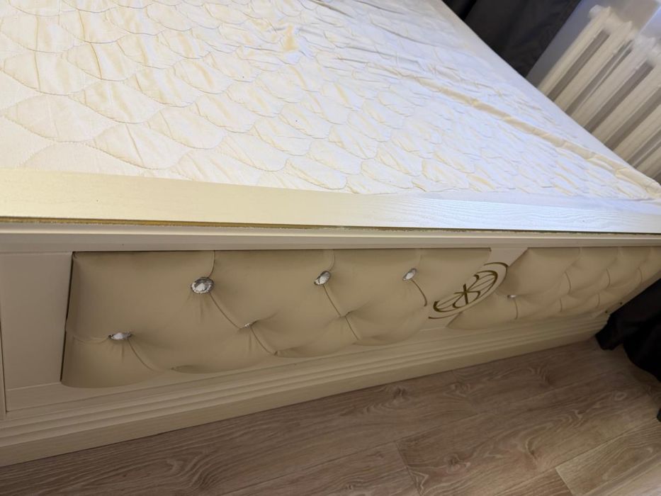 Продам спальный гарнитур