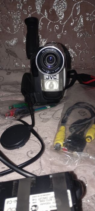 Продам видео камеру JVS