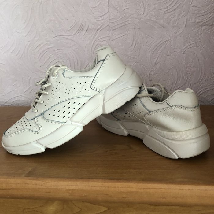 Кроссовки женские .