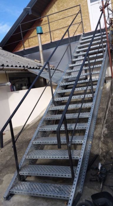 Scări metalice zincate