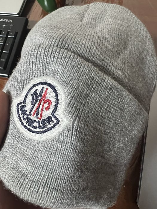 Moncler серый шапка