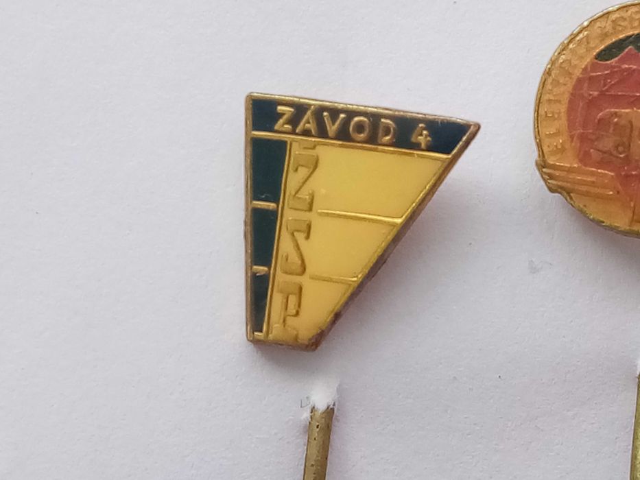 Стари социалистически значки.