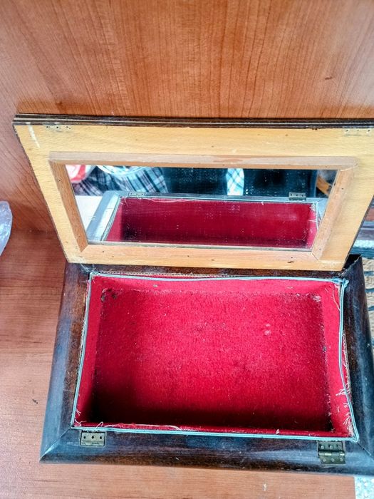 Старинна дървена кутия