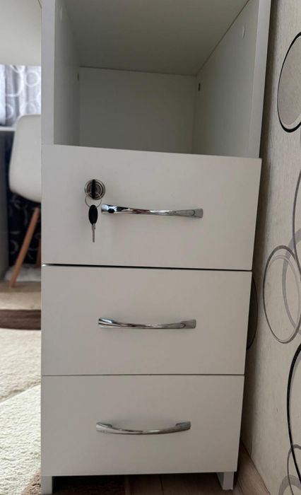 Продам маникюрный стол