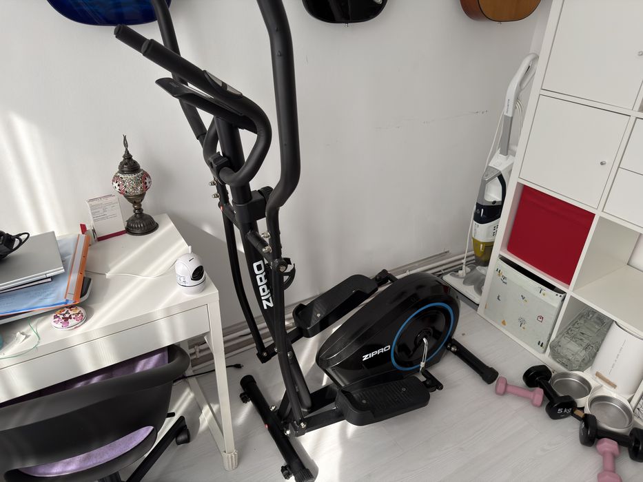 Bicicleta fitness eliptica Zipro Burn, volanta 7kg 120kg