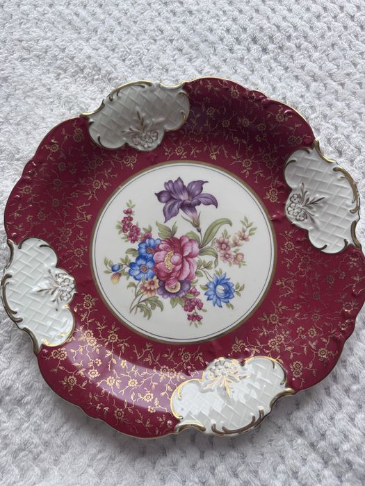 Красива порцеланова чиния