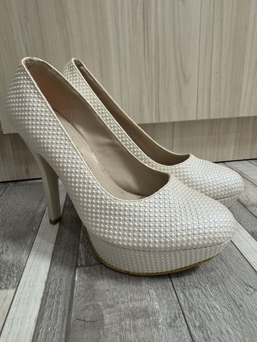 Елегантни официални обувки се продават по отделно